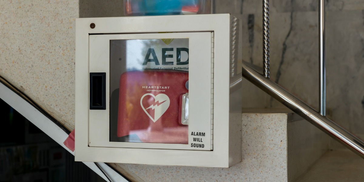 BHP w biurze - defibrylator jako element bezpieczeństwa pracowników